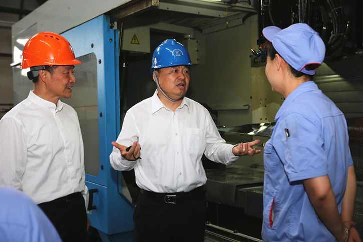 郝鹏与zoty中欧体育集团一线生产职员深入交流